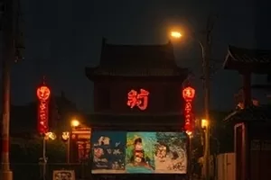 《无声合奏》音乐题材封面，空荡排练厅里倚墙的大提琴