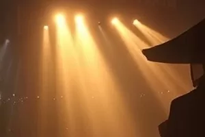 《山火之后》悬疑作品封面，焦黑山坡上立着白色信号塔